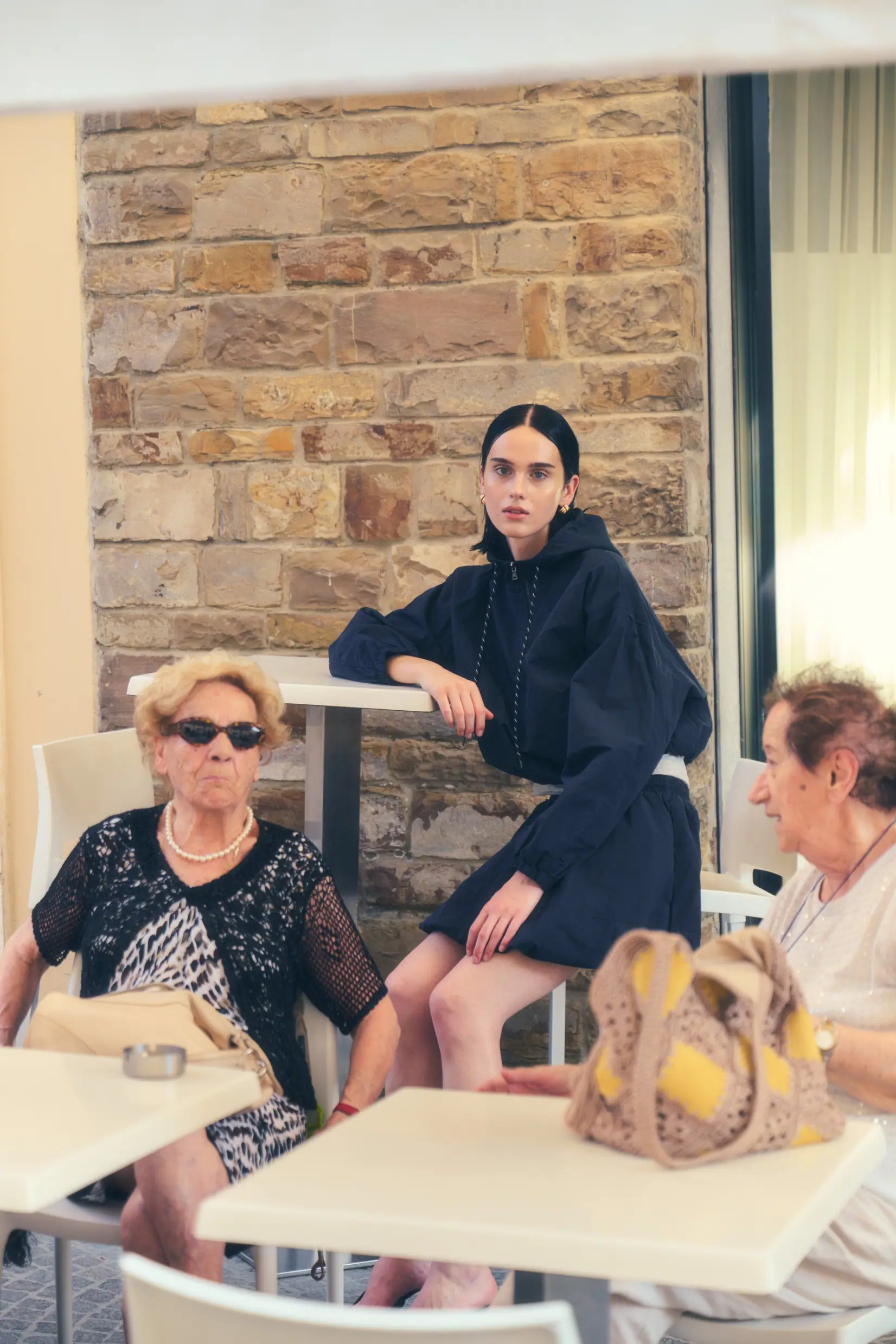 A woman in motion between tradition and modernity.